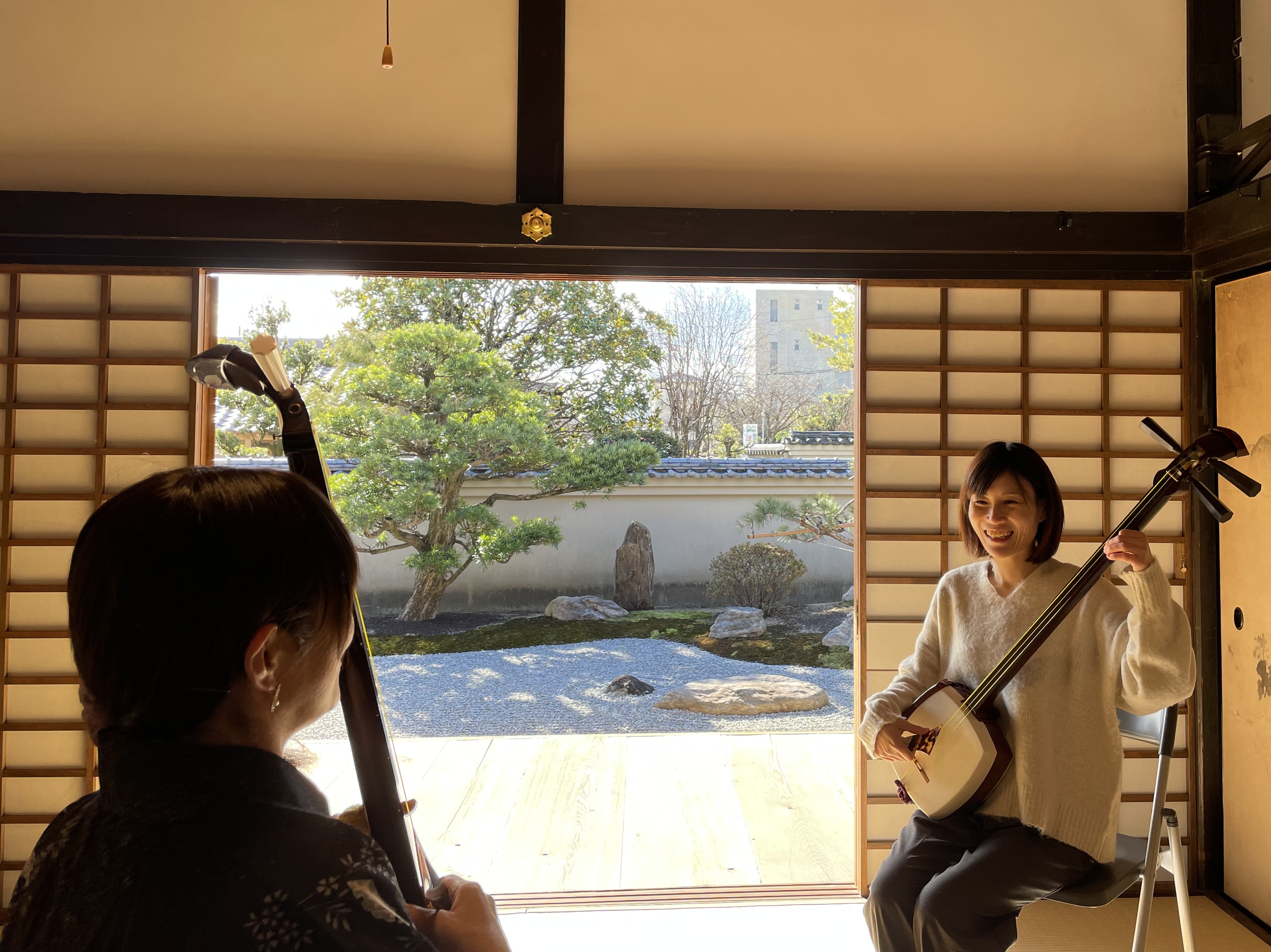 奈良県指定有形文化財 達磨寺・方丈で、日本の音色「三味線」を自分で
